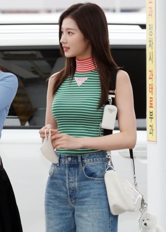 [트와이스 사나] PRADA 프라다 가죽 트라이앵글 숄더백 1BH190
