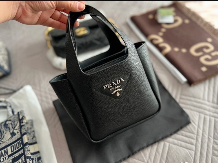  Prada 프라다 가죽 미니 핸드백