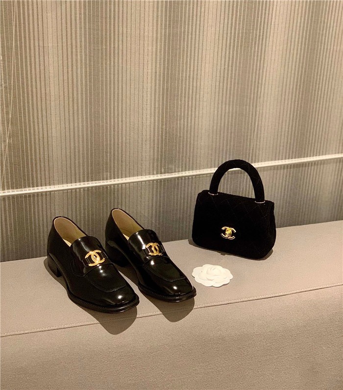 CHANEL 샤넬 여성용 로퍼 C61800
