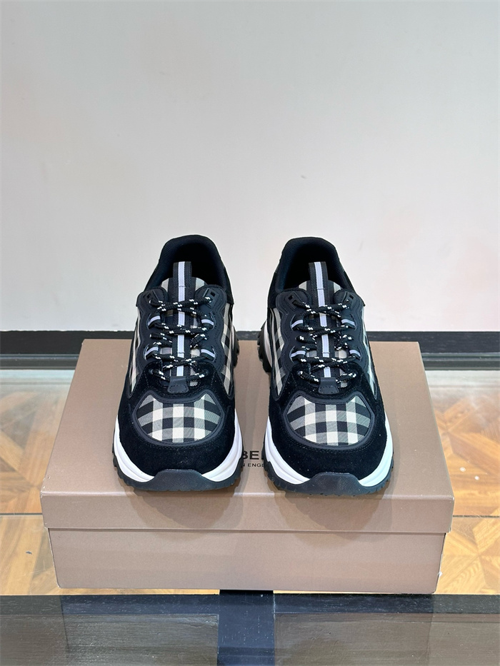 BURBERRY 버버리 남성용 스니커즈 B67534-1 2024/신상 블랙,그레이 2color