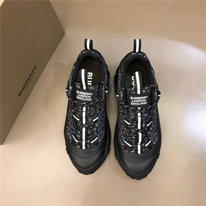 BURBERRY 버버리 남성용 스니커즈 B69880